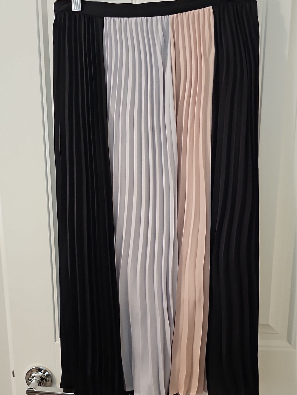 NWOT BCBG Pleated Colorblock Midi Skirt - Black, Light Gray & Blush